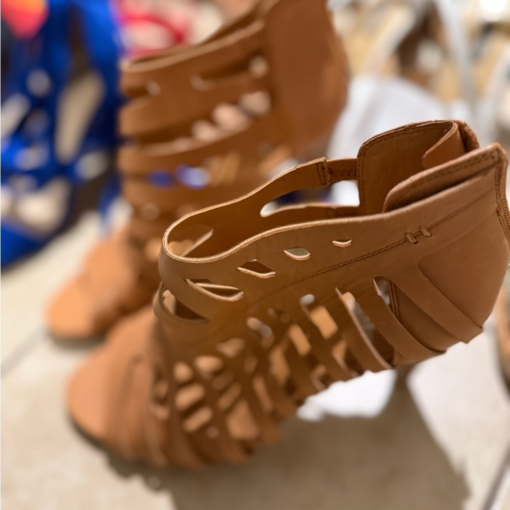 Vince Camuto Elegant Tan Women's heels. New